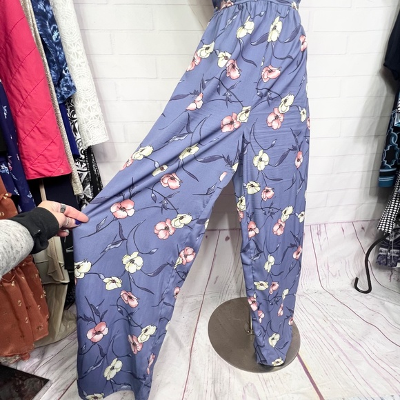|•BOG COLLECTIVE•| Pretty Lilac Floral Jumpsuit Size Medium - Picture 4 of 10